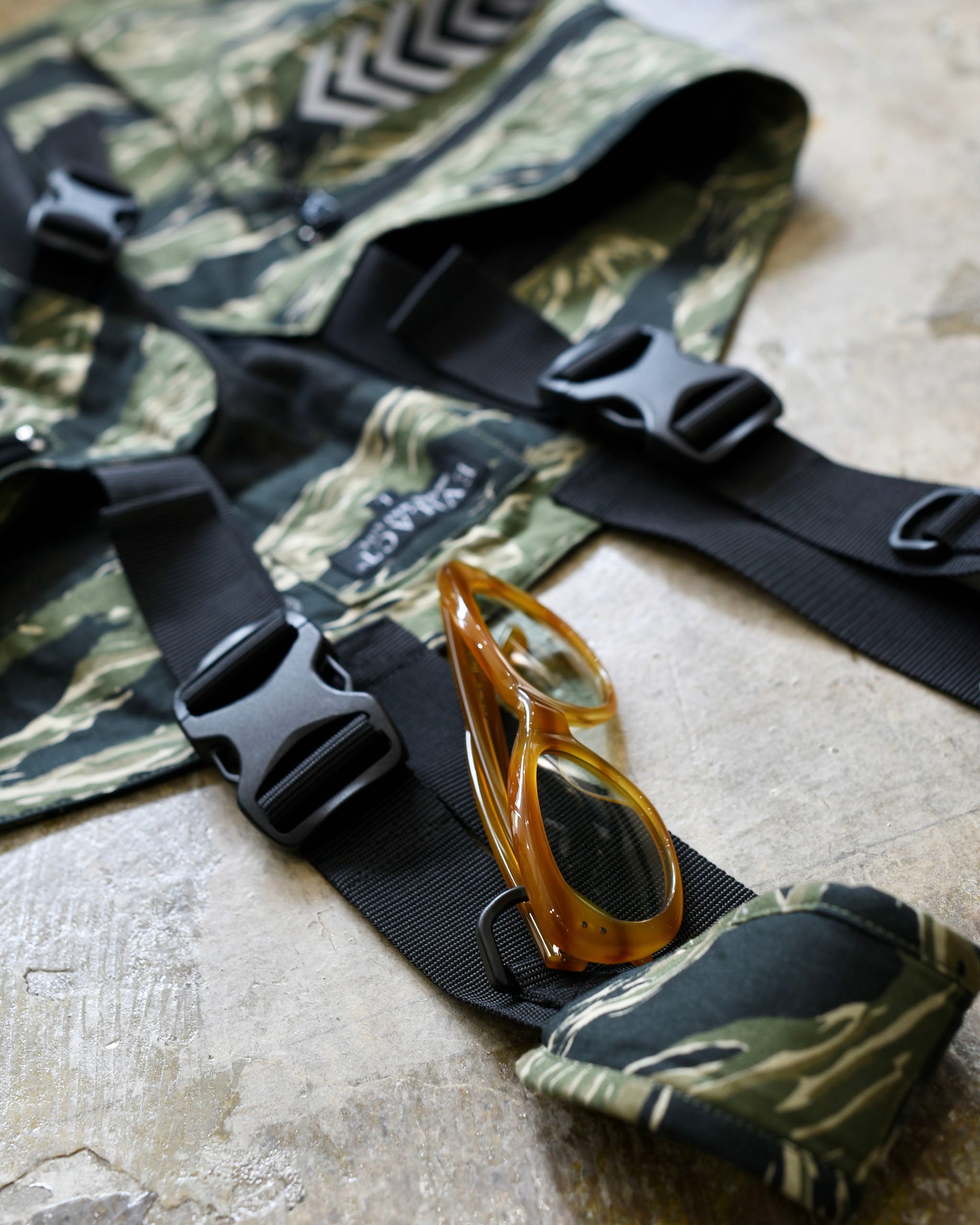 EVILACT TACTICAL VEST ut camo | EVILACT (イーブルアクト）Official