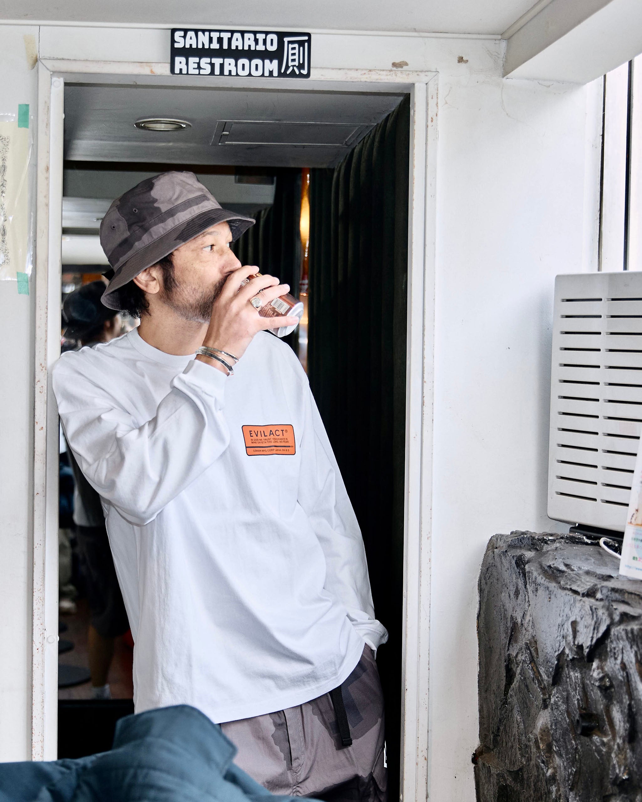 EVILACT BOX LOGO LS white | EVILACT (イーブルアクト）Official Site