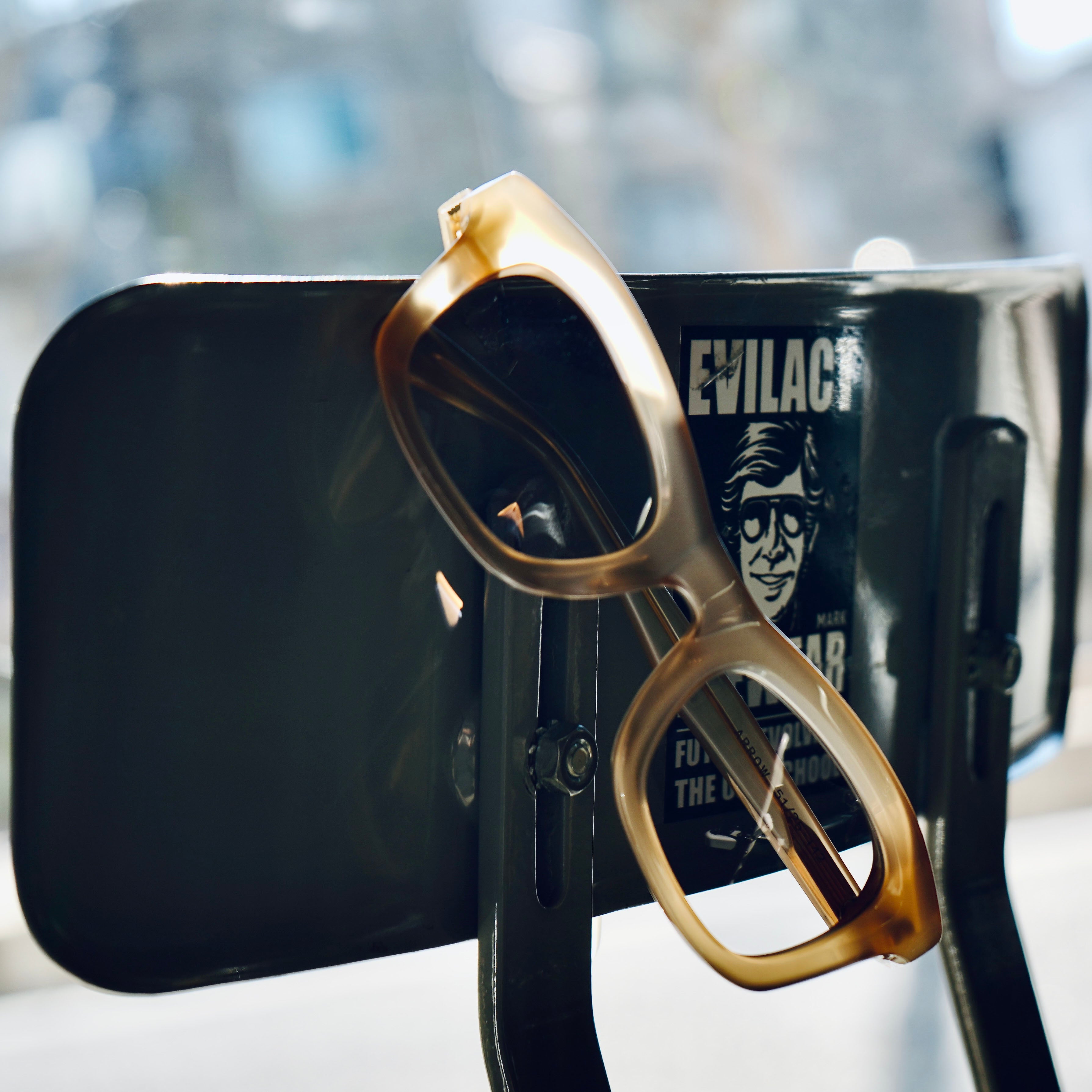 ARROW café au lait / color photochromic blue lens | EVILACT